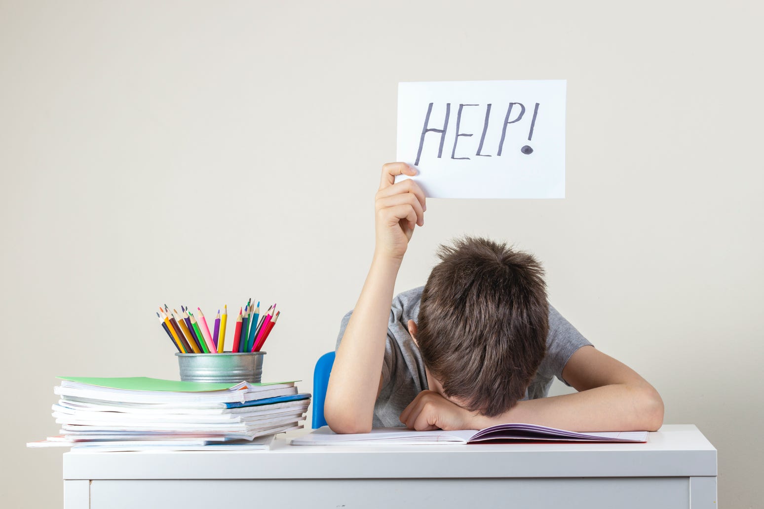 Kinder mit Rechenschwierigkeiten, einer Matheallergie fühlen sich unverstanden. Sie benötigen Hilfe.  Zählen mit Hilfe der Finger oder ähnliche subjektive Algorithmen führen nicht zum Verstehen.